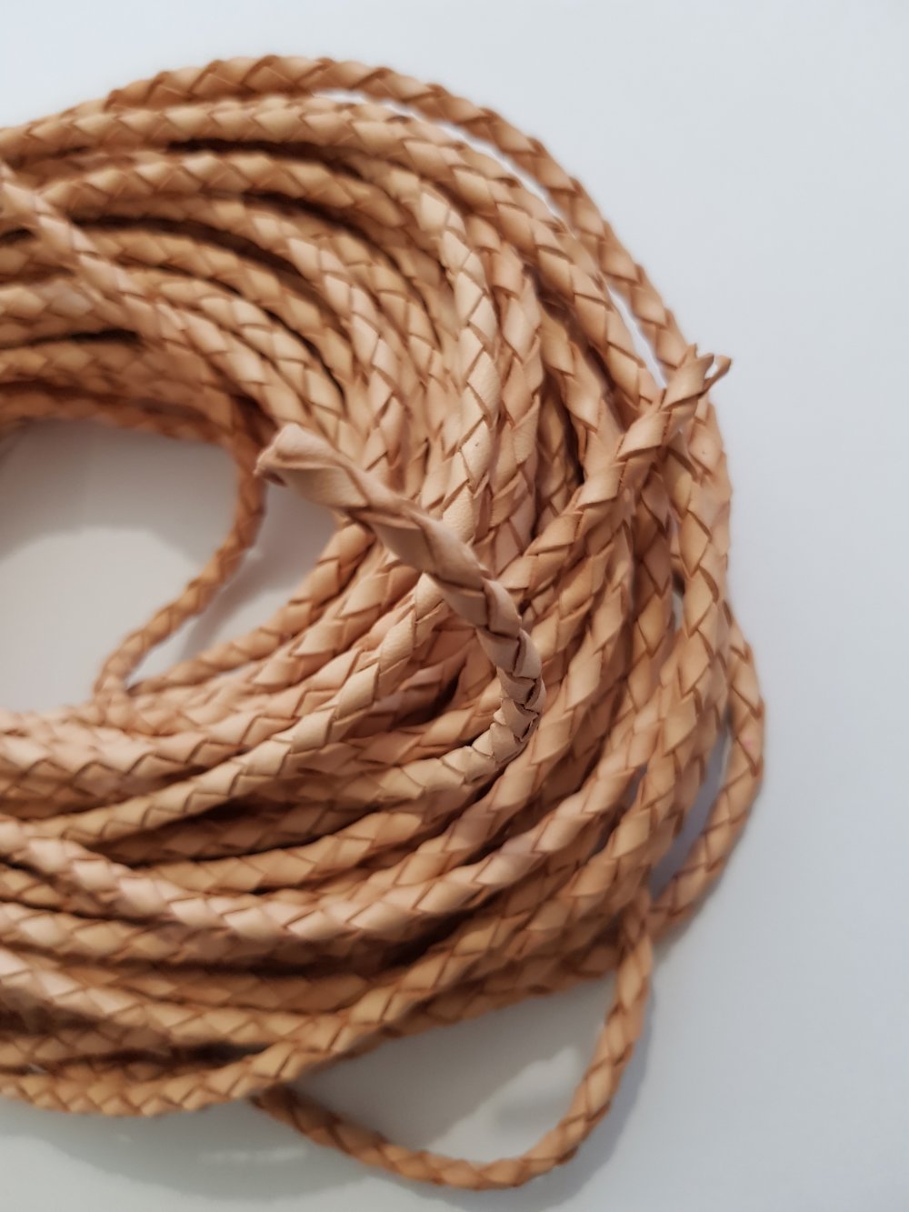 1 m&egrave;tre Cordon cuir rond tress&eacute; 5 mm 01