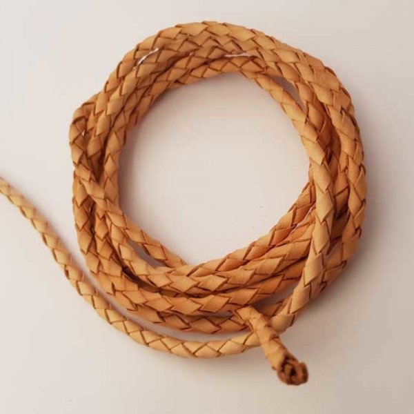 1 m&egrave;tre Cordon rond cuir tress&eacute; Cognac 5 mm