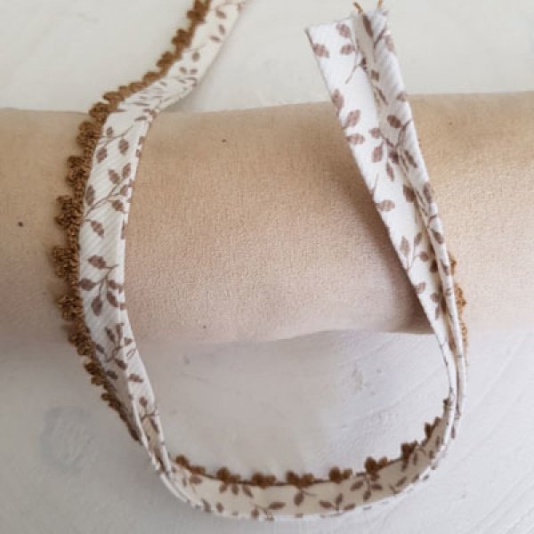 80 cm di nastro sbieco multi-fiore e pizzo N&deg;05