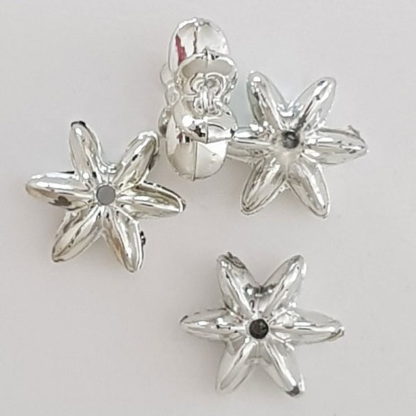 Charm floreale in metallo N&deg;110 Argento
