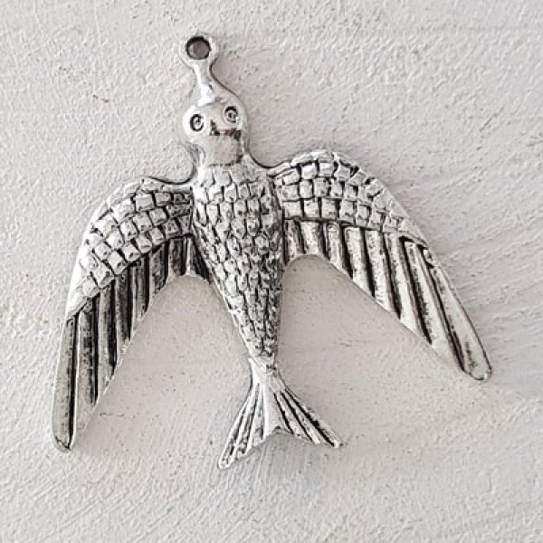 Ciondolo a forma di rondine N&deg;01-36 x 36 mm.