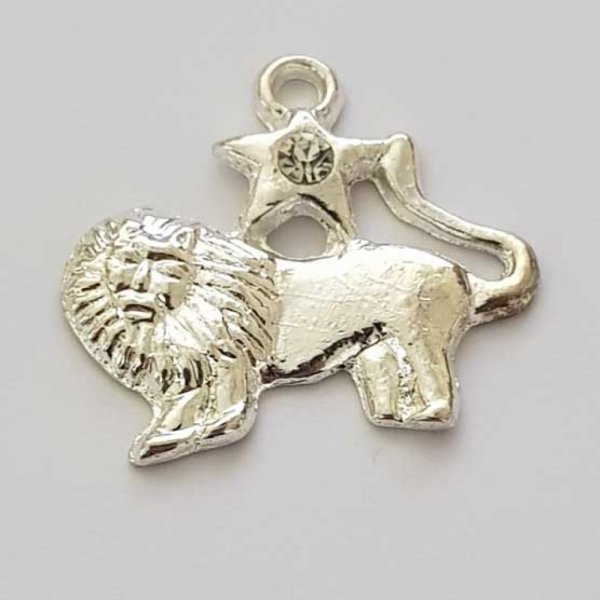 Ciondolo segno zodiacale Leone in metallo argentato N&deg;04 con strass