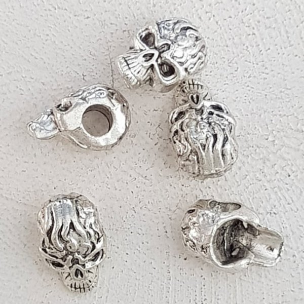 Ciondolo con teschio e ossa incrociate N&deg;19