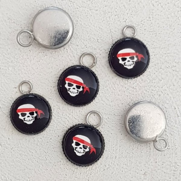 Ciondolo con teschio e ossa incrociate N&deg;31