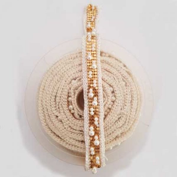 Dentelle &eacute;cru dor&eacute; et perle au m&egrave;tre