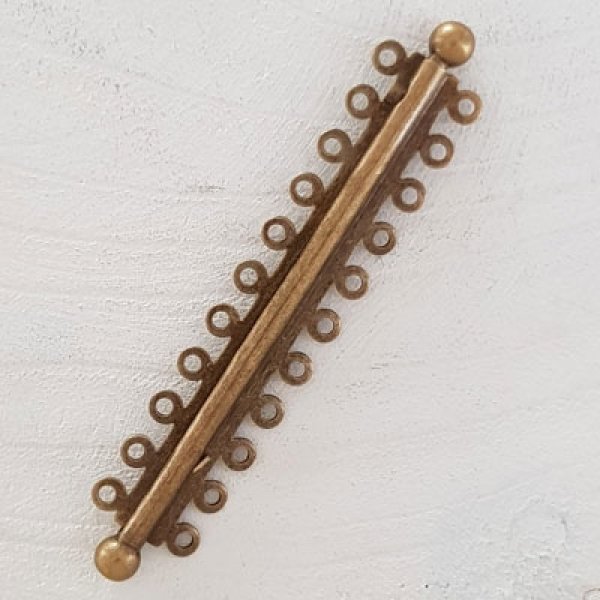 Chiusura a pi&ugrave; ranghi in bronzo.