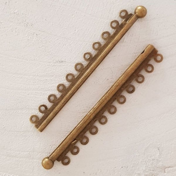 Chiusura a pi&ugrave; ranghi in bronzo.