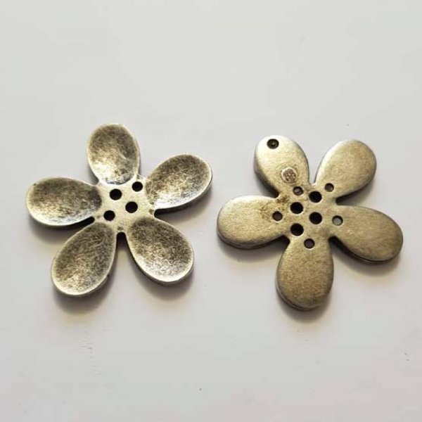 Fleur Orchid&eacute;e r&eacute;sine 4 trous 30 x 3 mm Argent Patin&eacute;