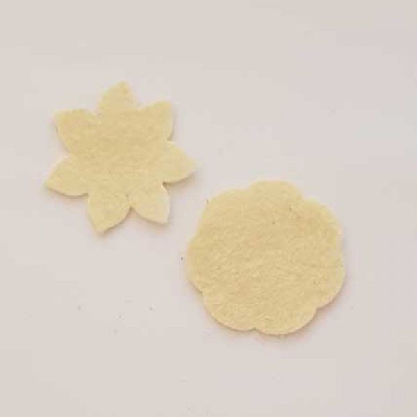 Jolie petite fleur en Feutrine 36 mm N&deg;07-4 x 2 pi&egrave;ces