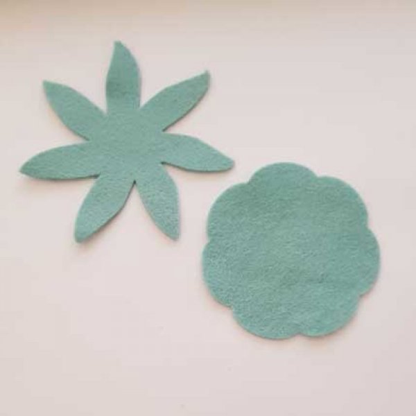 Jolie petite fleur en Feutrine 65 mm et 80 mm N&deg;15-17 x 2 pi&egrave;ces
