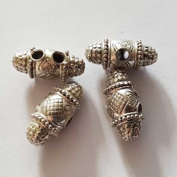 Perle ovale 3 trous en m&eacute;tal argent&eacute; galet 22 mm 06