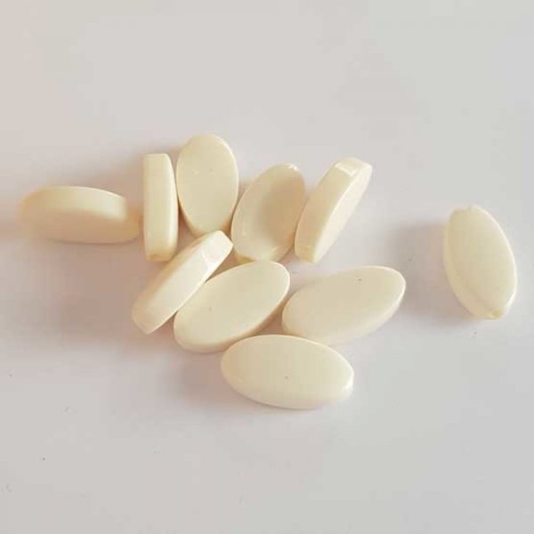 Perle plate plastique ovale blanc cass&eacute; 20 mm N&deg;01