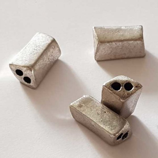 Perle rectangle 2 trous en m&eacute;tal argent&eacute; galet facett&eacute; 17 mm 03