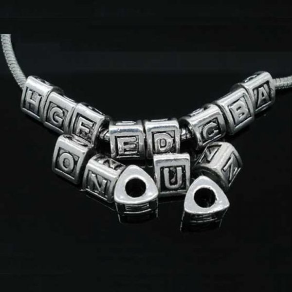 Perle triangle charms alphabet N&deg;02 lettre O m&eacute;tal argent&eacute; 8x9 mm