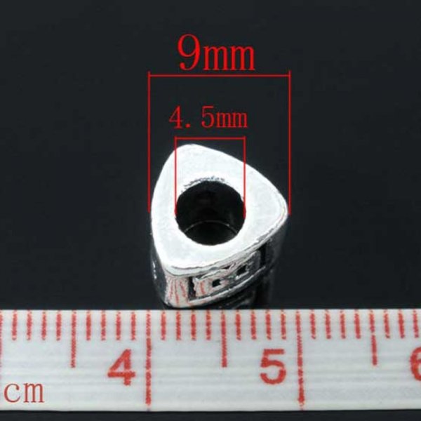 Perle triangle charms alphabet N&deg;02 lettre Q m&eacute;tal argent&eacute; 8x9 mm