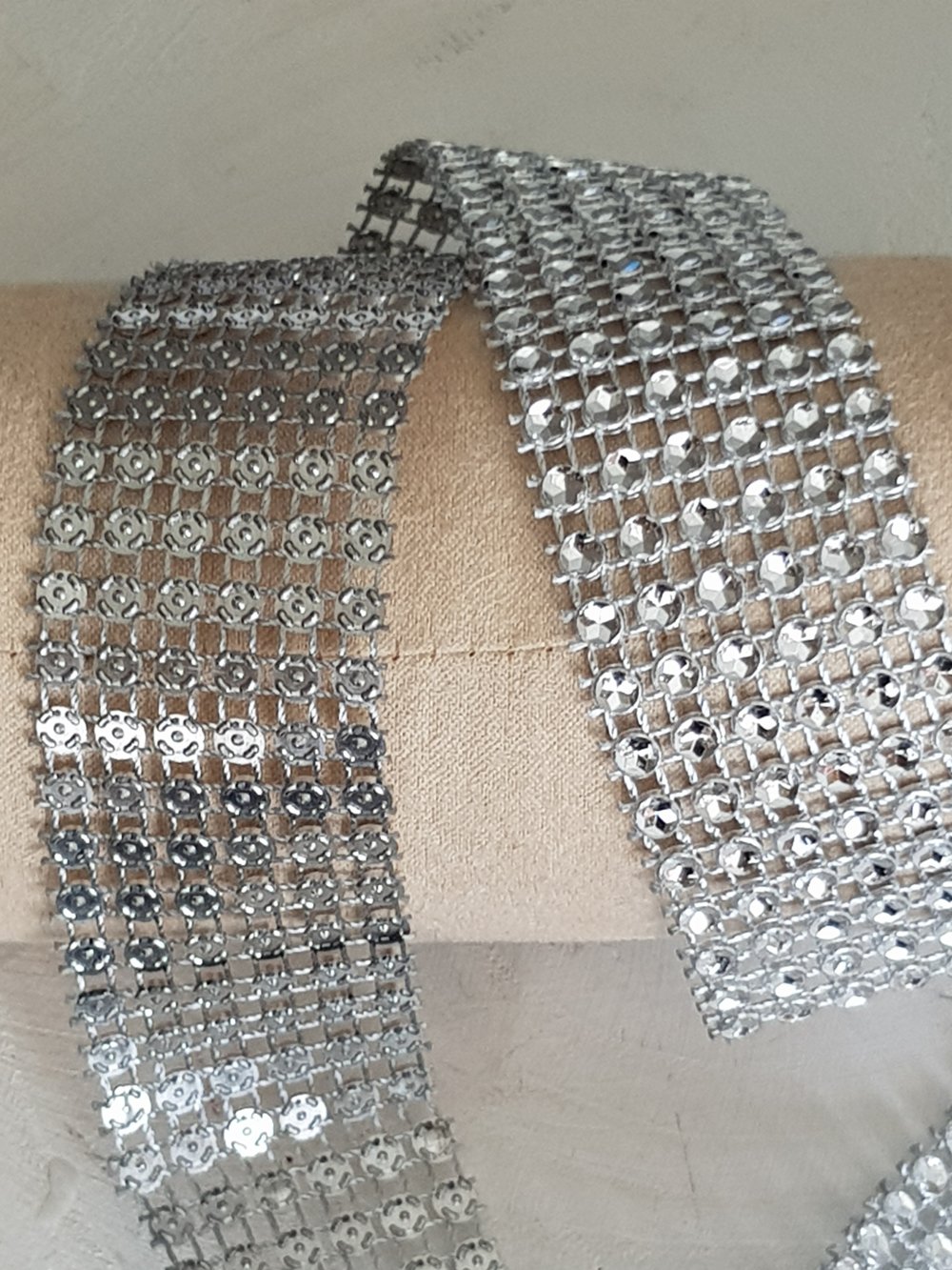 Nastro di strass argento per 0,50 cm.