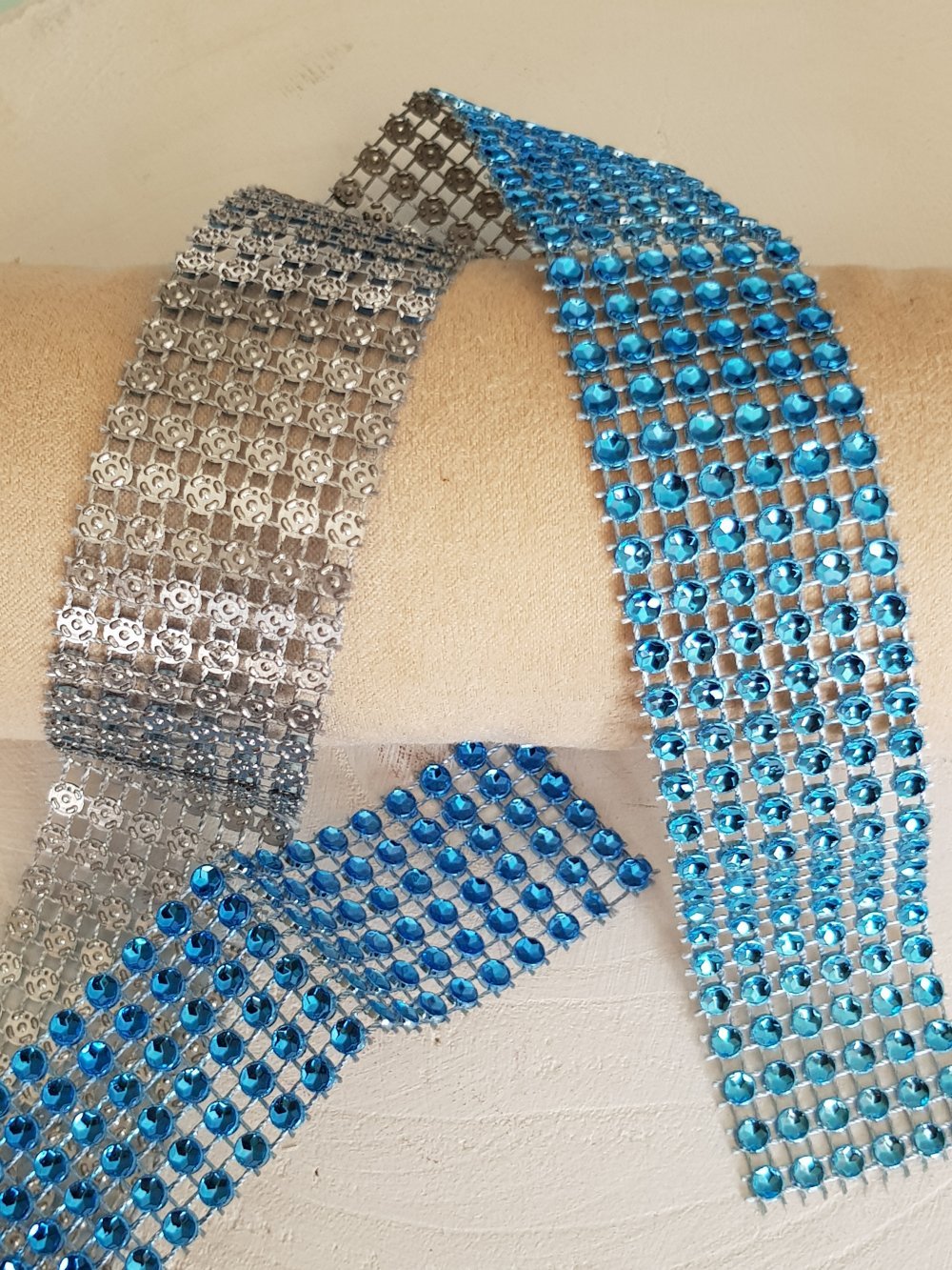 Nastro di strass N°04 Blu turchese per 0,50 cm.