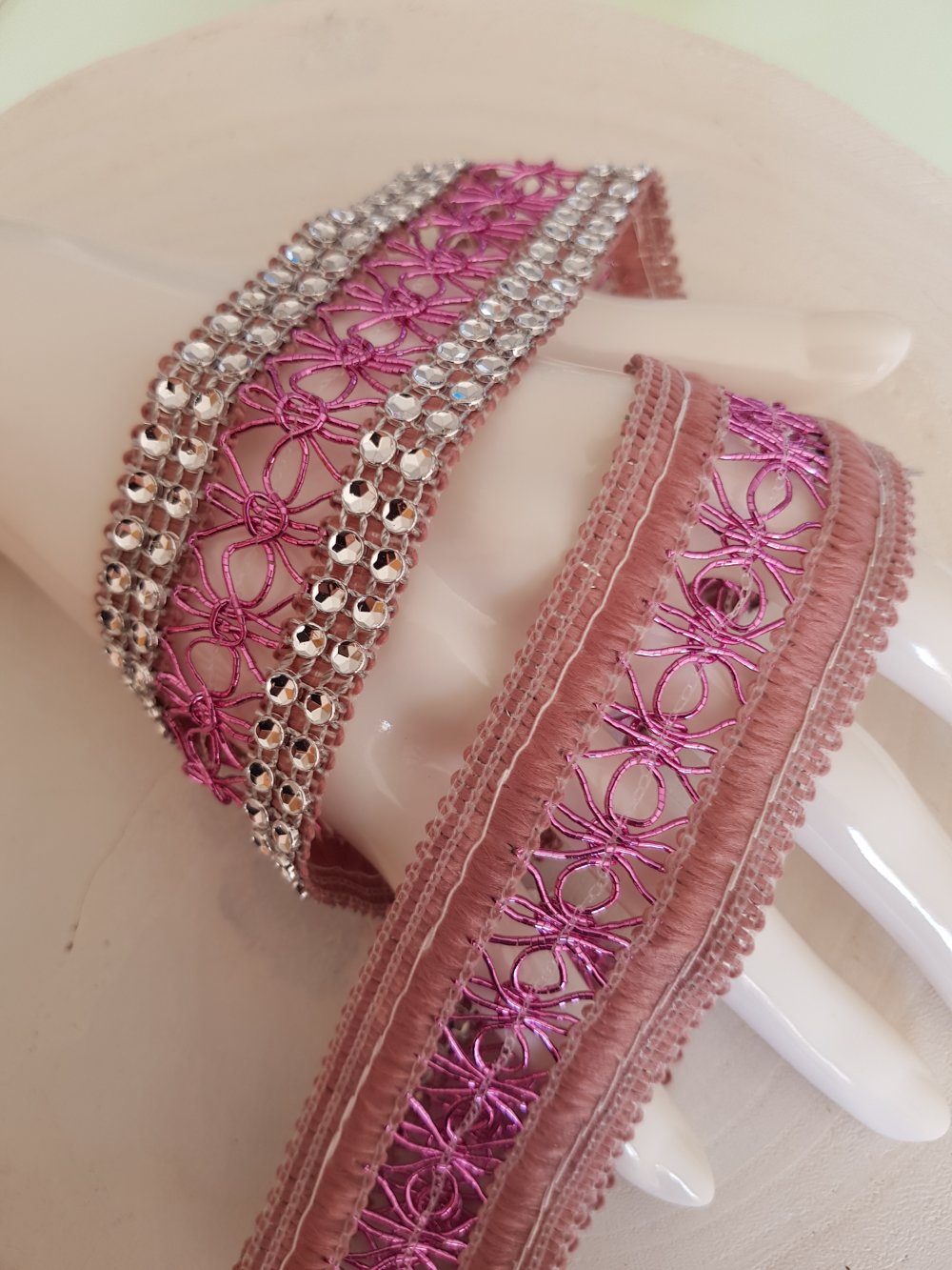 Nastro di strass N°06 Argento e rosa per 0,50 cm.