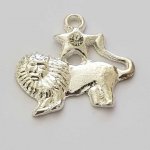 Ciondolo segno zodiacale Leone in metallo argentato N°04 con strass