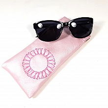 Etui 'girly' en cuir rose pour lunettes, brodé main