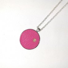 Ciondolo in ottone e pelle rosa, pietra naturale cabochon di quarzo rosa.