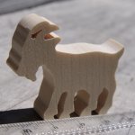 Miniatura di capra in legno da decorare