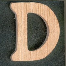 Lettera D in legno massiccio da verniciare e incollare, realizzata a mano in legno di frassino altezza 5 cm spessore 5 mm