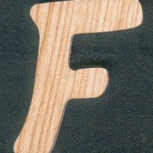 Lettera F in legno di frassino altezza 5 cm spessore 5 mm