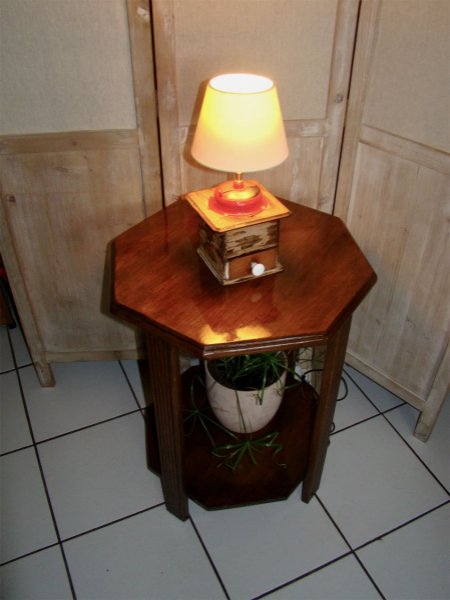 Lampada antica con macinacaff&egrave; rosso 