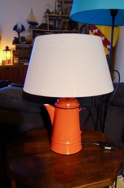 Lampada Cafeti&egrave;re rossa, antica, in lamiera smaltata