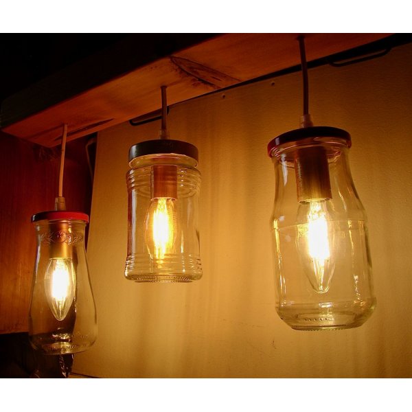 Piccolo lampadario con barattoli e legno riciclati.