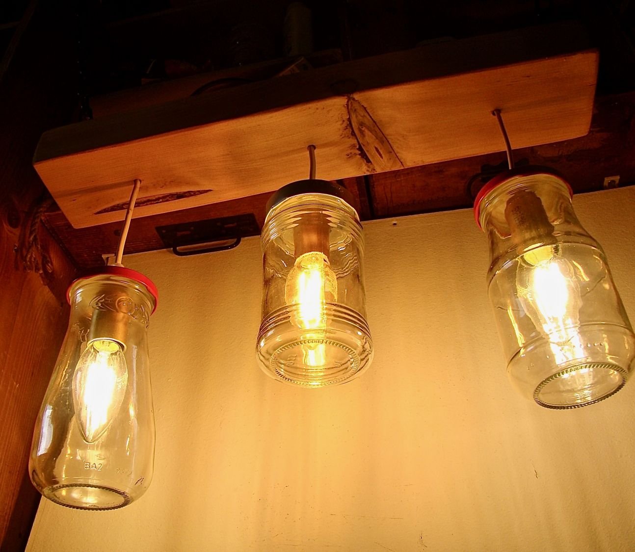 Piccolo lampadario con barattoli e legno riciclati.