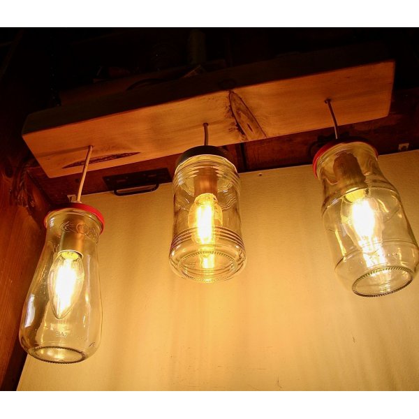 Piccolo lampadario con barattoli e legno riciclati.