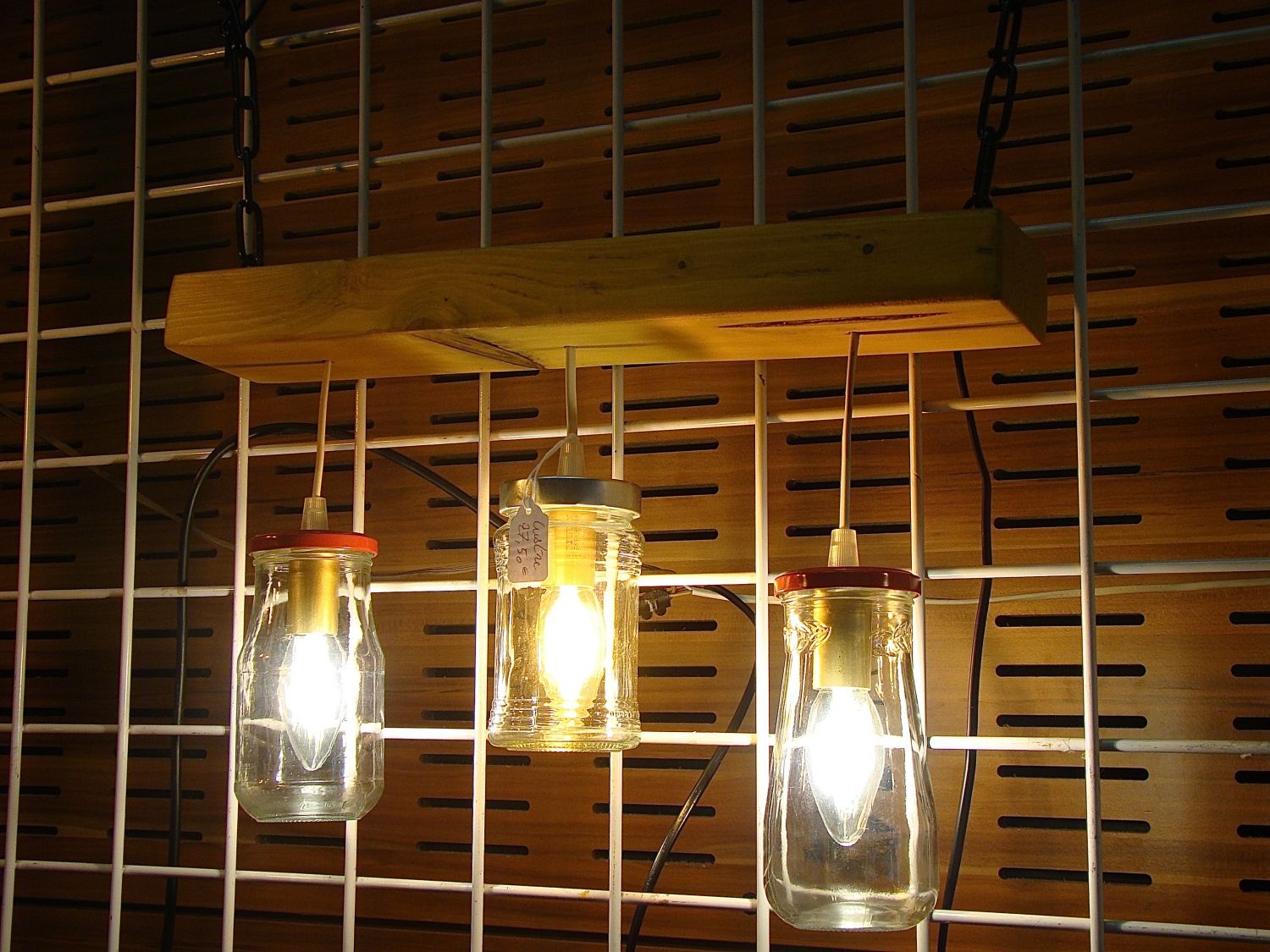 Piccolo lampadario con barattoli e legno riciclati.