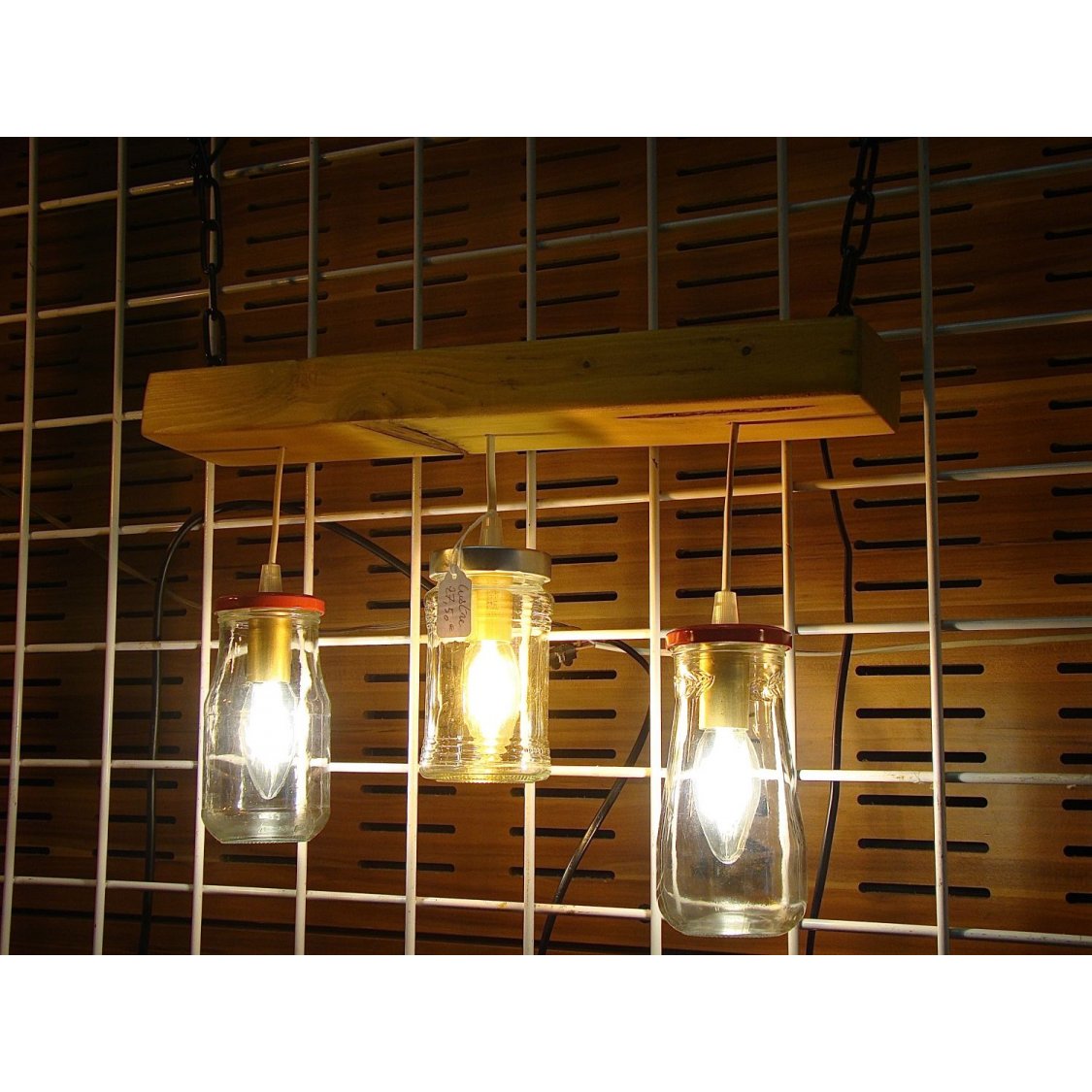 Piccolo lampadario con barattoli e legno riciclati.