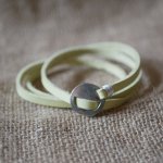 Bracciale in pelle verde anice, triplo avvolgimento regolabile