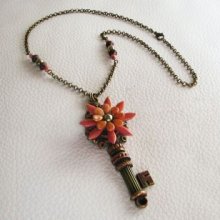 Collana con ciondolo a forma di chiave e fiore con perle su catena