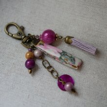 Portachiavi a sacca con perle fucsia e pompon viola