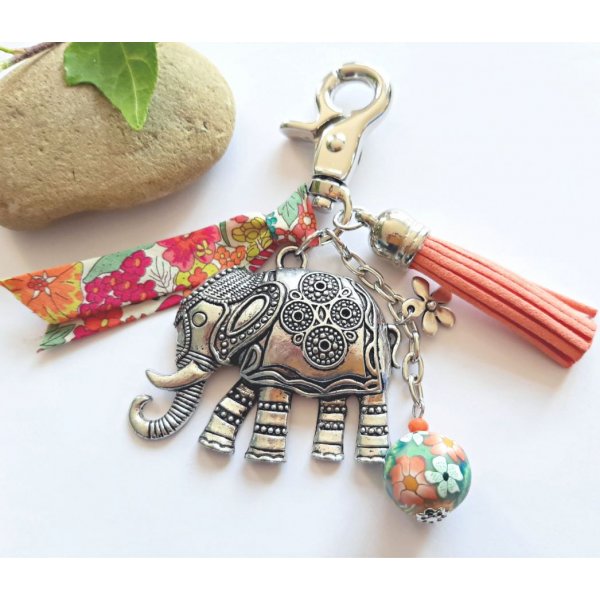 Borsa gioiello con grande ciondolo a forma di elefante in argento antico e nastro coordinato per un design unico