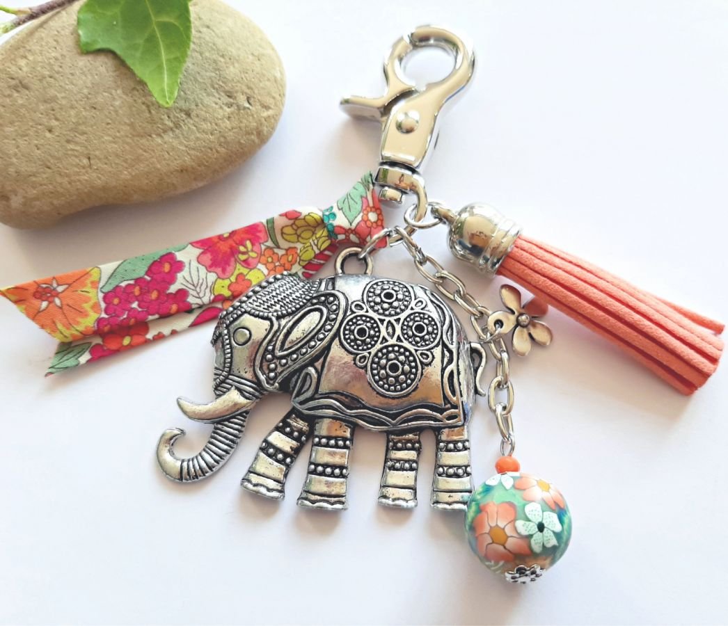 Borsa gioiello con grande ciondolo a forma di elefante in argento antico e nastro coordinato per un design unico