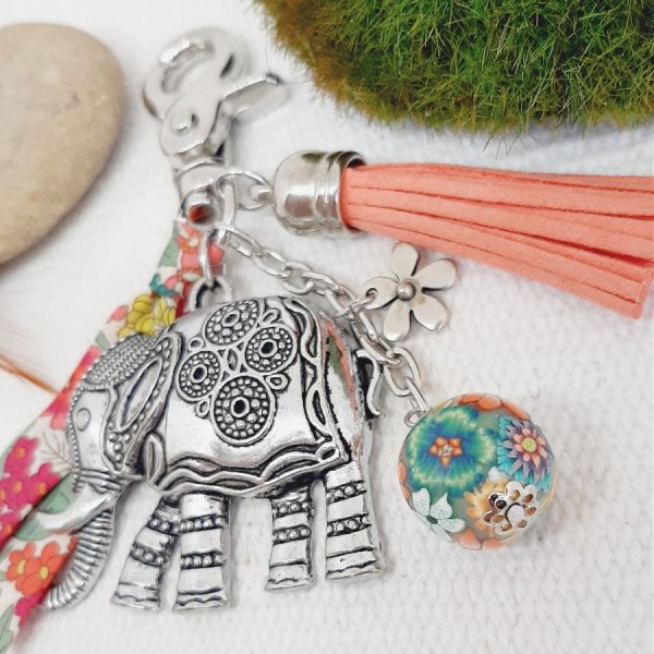 Borsa gioiello con grande ciondolo a forma di elefante in argento antico e nastro coordinato per un design unico