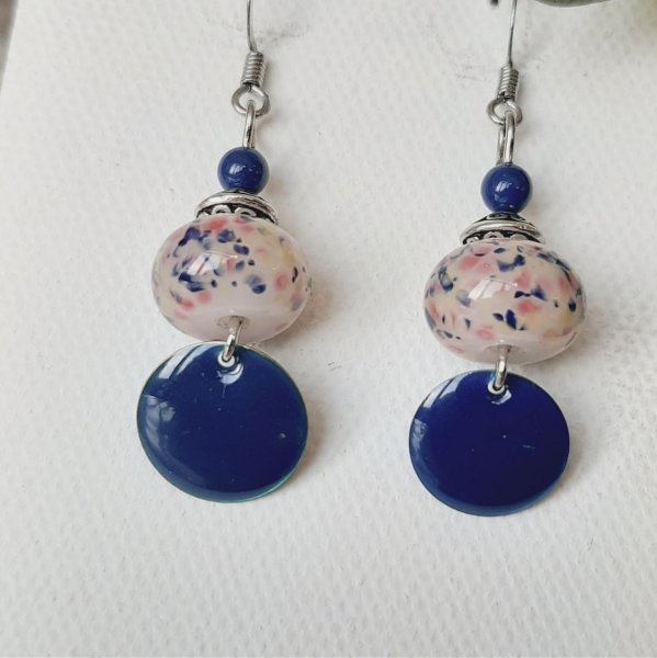 boucles d'oreille blanc et bleu mouchet&eacute; avec perles faites &agrave; la main en verre fil&eacute;