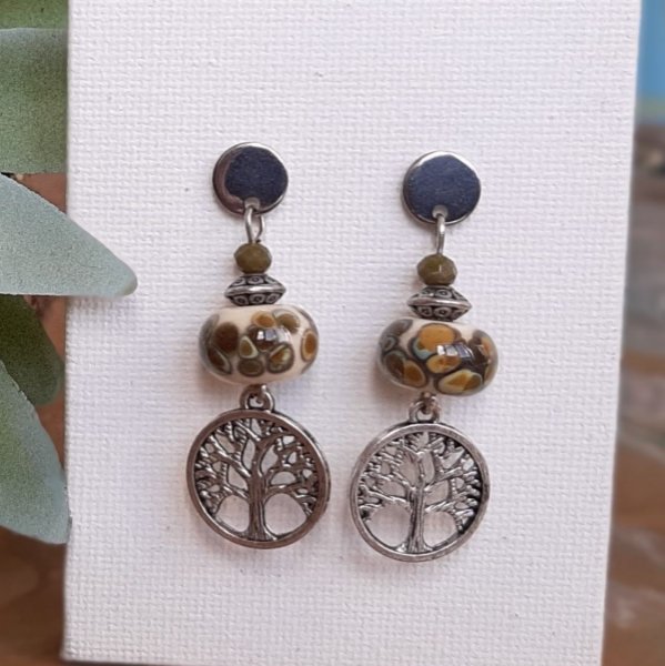 boucles d'oreille perle rakue en verre fil&eacute; et pendentif symbole arbre de vie en m&eacute;tal argent&eacute;