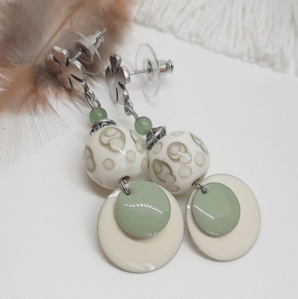 orecchini beige colori alla moda e verde mandorla con perline fatte a mano 