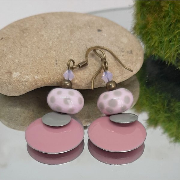 boucles oreilles couleur mode rose pastel tendre &agrave; pois modele unique avec perle de cr&eacute;ateur