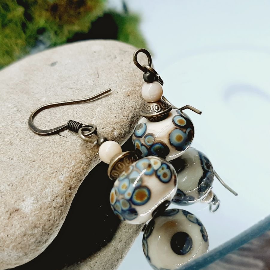 originali orecchini fantasia con perle di vetro effetto rakue beige e bronzo