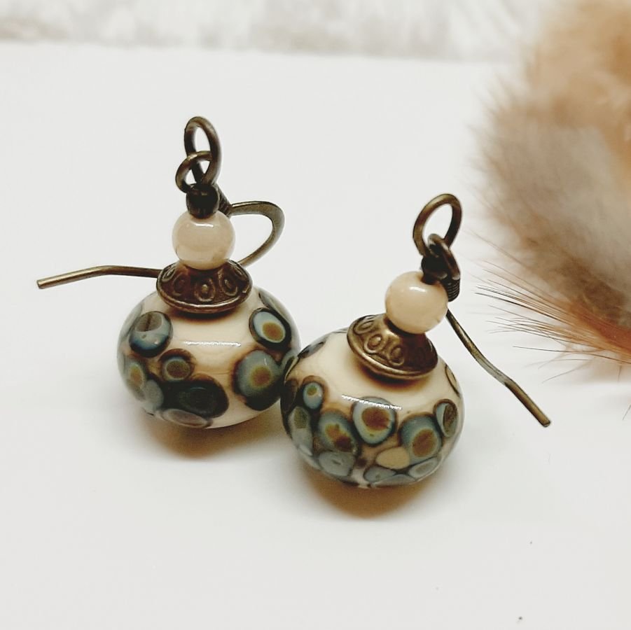 originali orecchini fantasia con perle di vetro effetto rakue beige e bronzo