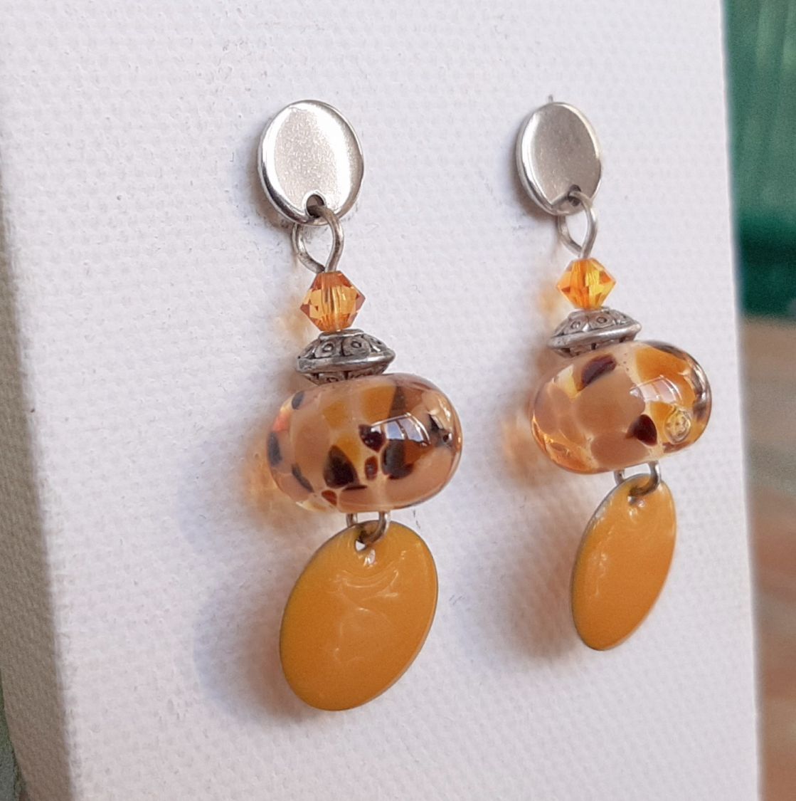 boucles d'oreilles pour oreilles percées jaune et marron couleurs tendance d'automne  