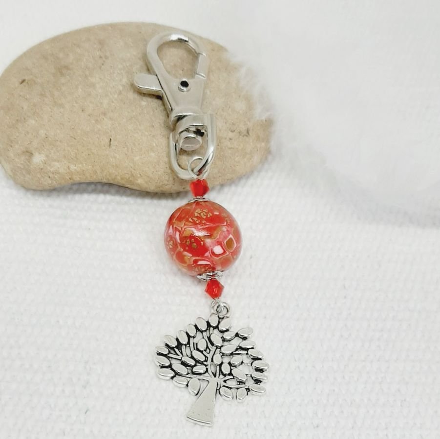 portachiavi in argento con simbolo dell'albero della vita e perla fatta a mano in rosso brillante e oro