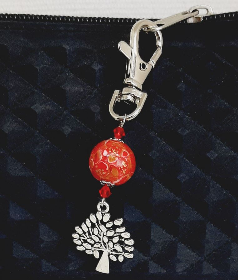 portachiavi in argento con simbolo dell'albero della vita e perla fatta a mano in rosso brillante e oro